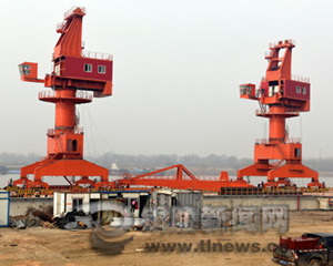 銅陵：匯成碼頭安裝港口機械