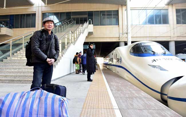 安徽農民工朱傳來：乘着高鐵回家過年