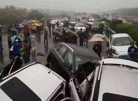 连环车祸警示&ldquo;汽车文明&rdquo;要进一步提速
